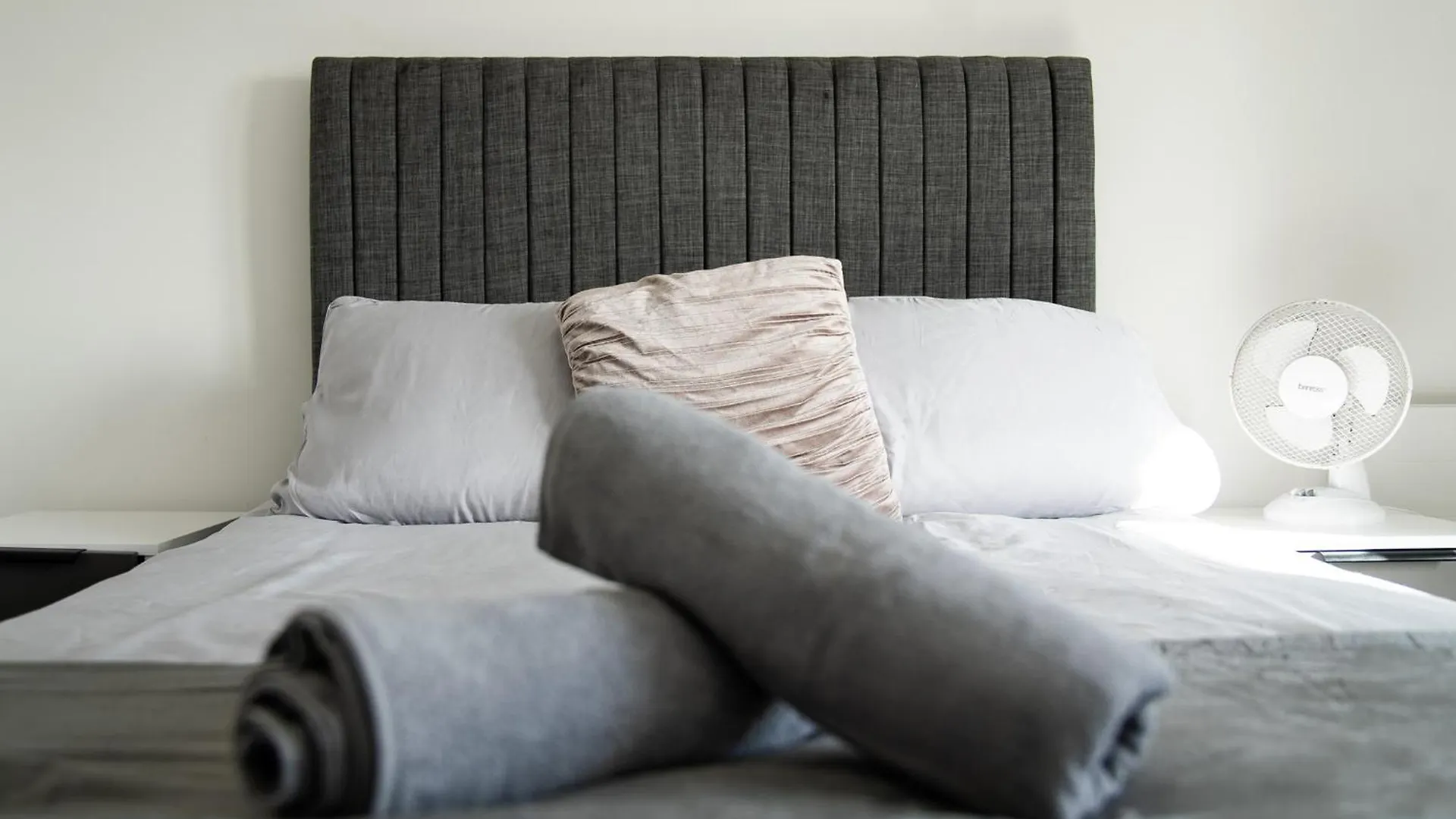 Apartment Luxora - Luxury 2 Bedroom Property Barking